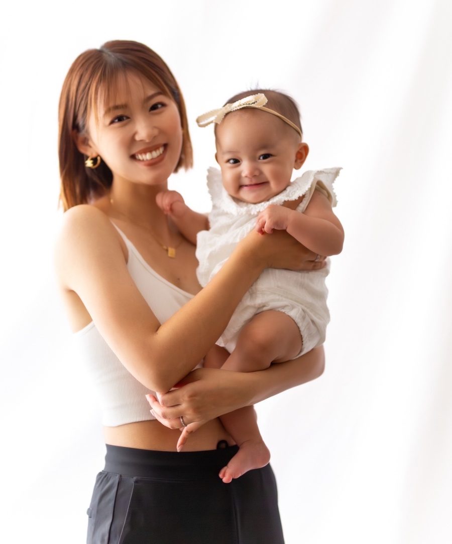 赤ちゃんを抱いて微笑む代表の野中未來